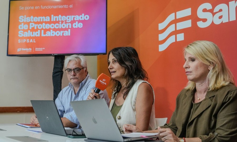 Autoridades provinciales durante la presentación del Sistema Integrado de Protección de Salud Laboral en la Casa de Gobierno de Santa Fe.