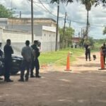 Operativo policial en el barrio San Pantaleón, con la zona vallada tras el hallazgo de restos óseos en la vía pública. Foto gentileza.