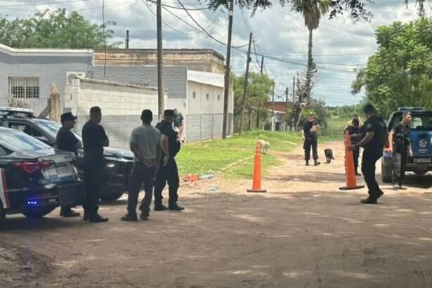 Operativo policial en el barrio San Pantaleón, con la zona vallada tras el hallazgo de restos óseos en la vía pública. Foto gentileza.