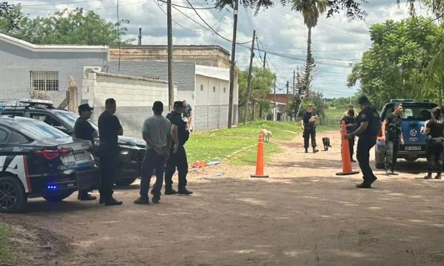Operativo policial en el barrio San Pantaleón, con la zona vallada tras el hallazgo de restos óseos en la vía pública. Foto gentileza.