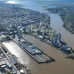 Vista aérea de la ciudad de Santa Fe, con la zona del puerto y el río como protagonistas del paisaje urbano y natural de la capital provincial.
