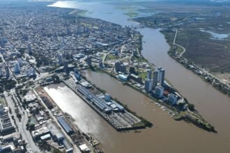 Vista aérea de la ciudad de Santa Fe, con la zona del puerto y el río como protagonistas del paisaje urbano y natural de la capital provincial.