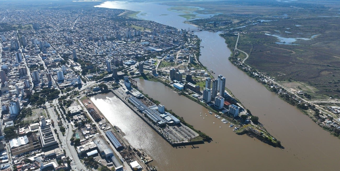 Vista aérea de la ciudad de Santa Fe, con la zona del puerto y el río como protagonistas del paisaje urbano y natural de la capital provincial.