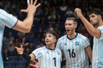 La selección argentina de vóley durante un encuentro oficial, en una imagen de archivo correspondiente a una competencia internacional.