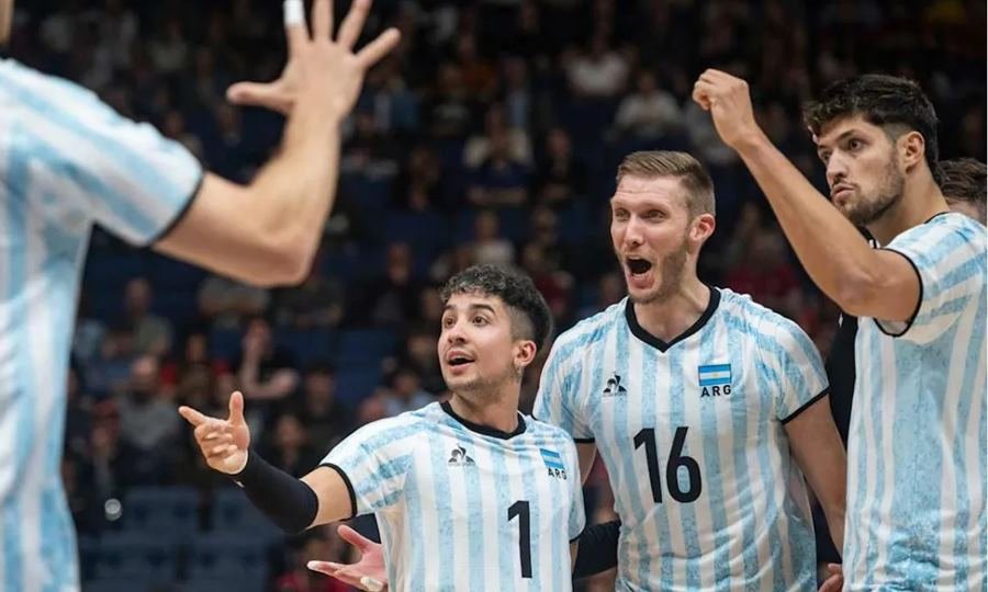 La selección argentina de vóley durante un encuentro oficial, en una imagen de archivo correspondiente a una competencia internacional.