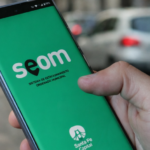 Un usuario utiliza la aplicación del Sistema de Estacionamiento Ordenado Municipal (SEOM), el servicio implementado por la Municipalidad de Santa Fe para gestionar, controlar y pagar el estacionamiento medido de manera digital.