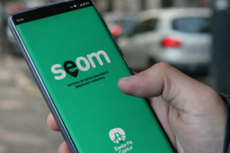Un usuario utiliza la aplicación del Sistema de Estacionamiento Ordenado Municipal (SEOM), el servicio implementado por la Municipalidad de Santa Fe para gestionar, controlar y pagar el estacionamiento medido de manera digital.