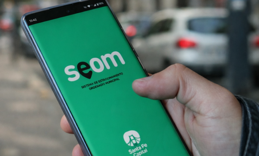 Un usuario utiliza la aplicación del Sistema de Estacionamiento Ordenado Municipal (SEOM), el servicio implementado por la Municipalidad de Santa Fe para gestionar, controlar y pagar el estacionamiento medido de manera digital.