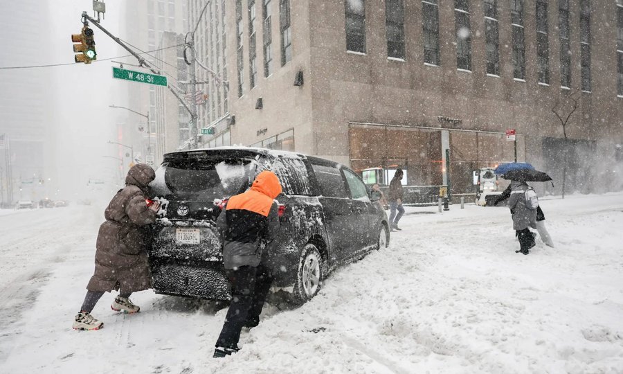 Calles cubiertas de nieve y árboles caídos tras la tormenta invernal que paralizó el noreste de Estados Unidos. Foto: archivo.