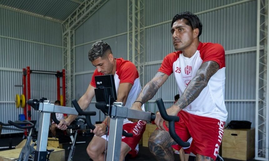 El plantel de Unión realiza trabajos de pretemporada en Uruguay, afinando detalles físicos y futbolísticos de cara al inicio del Torneo Apertura. Foto: Prensa Unión.