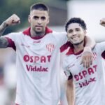 Unión festeja uno de los goles ante Alianza Lima en su debut en la Serie Río de la Plata.