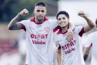 Unión festeja uno de los goles ante Alianza Lima en su debut en la Serie Río de la Plata.