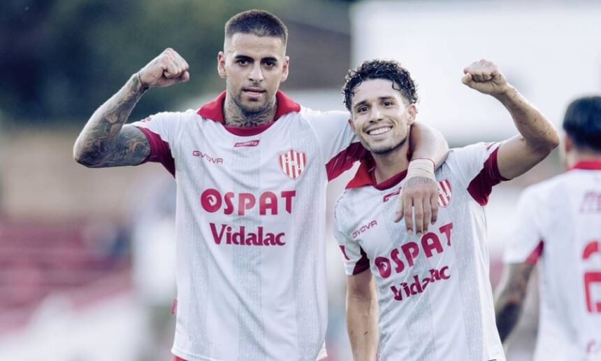 Unión festeja uno de los goles ante Alianza Lima en su debut en la Serie Río de la Plata.