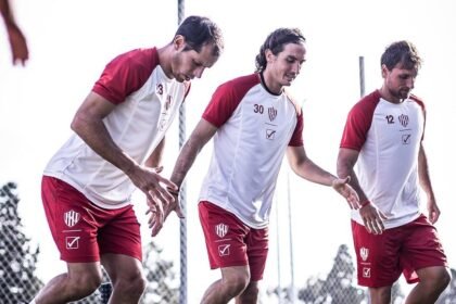 El plantel de Unión trabaja en Montevideo en el inicio de su gira internacional, ajustando detalles físicos y tácticos de cara al debut oficial. (Foto: Prensa Unión)
