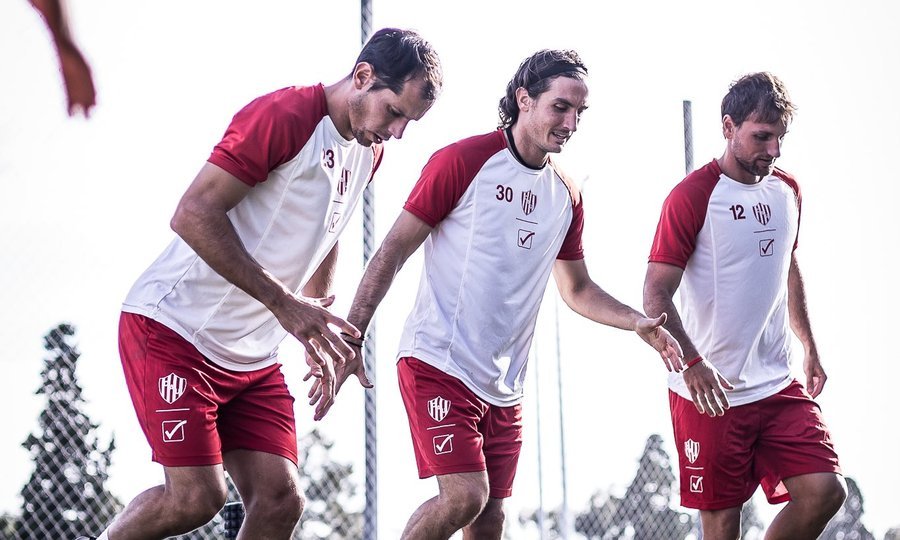 El plantel de Unión trabaja en Montevideo en el inicio de su gira internacional, ajustando detalles físicos y tácticos de cara al debut oficial. (Foto: Prensa Unión)