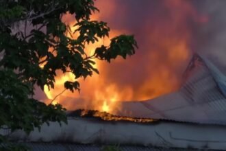 El incendio consumió por completo el hotel La Castellana, ubicado sobre la ruta 90, en el departamento de Paysandú, Uruguay.