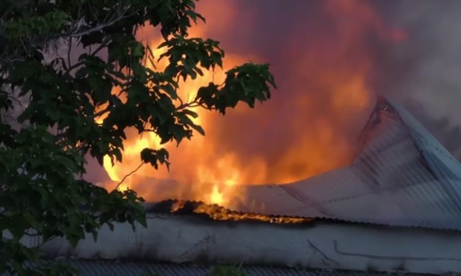 El incendio consumió por completo el hotel La Castellana, ubicado sobre la ruta 90, en el departamento de Paysandú, Uruguay.
