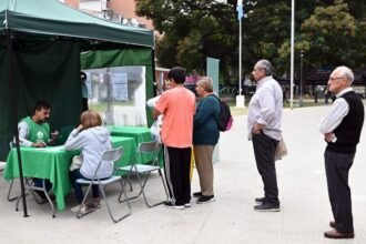 El dispositivo itinerante de #ModoVacuna recorre espacios públicos para acercar la vacunación gratuita a adultos mayores y personas con factores de riesgo.