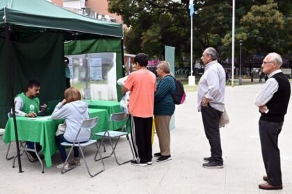 El dispositivo itinerante de #ModoVacuna recorre espacios públicos para acercar la vacunación gratuita a adultos mayores y personas con factores de riesgo.