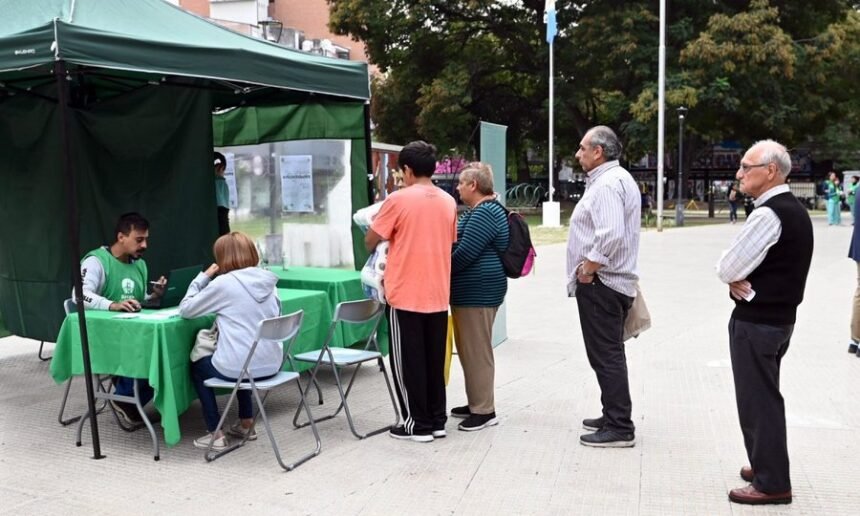 El dispositivo itinerante de #ModoVacuna recorre espacios públicos para acercar la vacunación gratuita a adultos mayores y personas con factores de riesgo.
