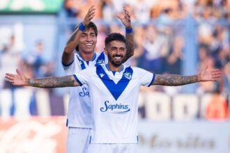 Manuel Lanzini celebra su gol de tiro libre ante Talleres, en el estadio José Amalfitani.