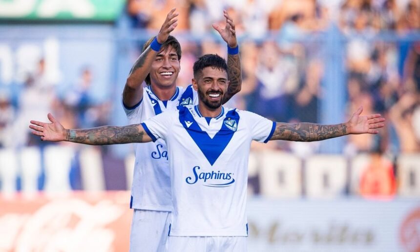 Manuel Lanzini celebra su gol de tiro libre ante Talleres, en el estadio José Amalfitani.