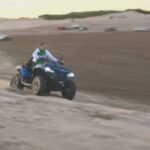 Un joven circula en cuatriciclo por la zona de médanos de la costa atlántica, un área donde se reiteran los accidentes durante la temporada de verano.