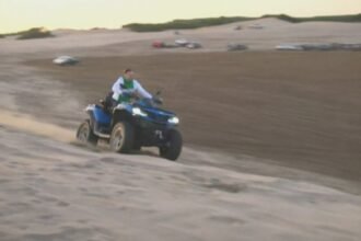 Un joven circula en cuatriciclo por la zona de médanos de la costa atlántica, un área donde se reiteran los accidentes durante la temporada de verano.