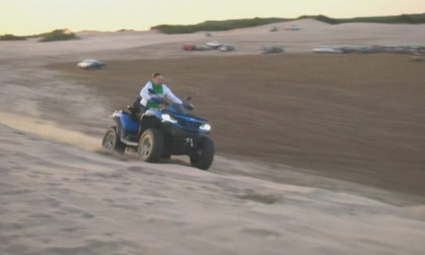 Un joven circula en cuatriciclo por la zona de médanos de la costa atlántica, un área donde se reiteran los accidentes durante la temporada de verano.