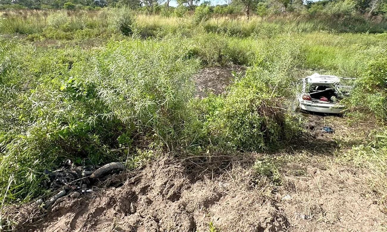 Vehículos involucrados en el choque fatal sobre la Ruta Provincial 1, fuera de la calzada tras el impacto frontal ocurrido a la altura de Arroyo Leyes.