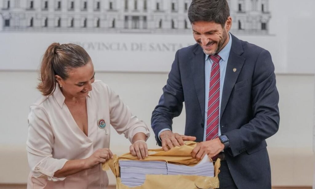 Acto de apertura de sobres para la licitación de los bloques B y C del Acueducto Biprovincial Santa Fe-Córdoba, encabezado por autoridades de ambas provincias.