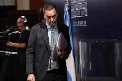 Manuel Adorni durante una conferencia de prensa en Casa Rosada. Imagen de archivo.