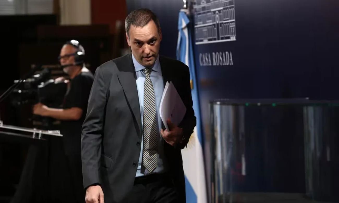 Manuel Adorni durante una conferencia de prensa en Casa Rosada. Imagen de archivo.