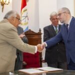 El doctor Héctor José Aiello jura como juez penal juvenil ante el presidente de la Corte Suprema de Justicia de Santa Fe, Rafael Gutiérrez, durante la ceremonia realizada en el Salón de Actos del Alto Tribunal.