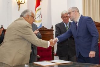 El doctor Héctor José Aiello jura como juez penal juvenil ante el presidente de la Corte Suprema de Justicia de Santa Fe, Rafael Gutiérrez, durante la ceremonia realizada en el Salón de Actos del Alto Tribunal.