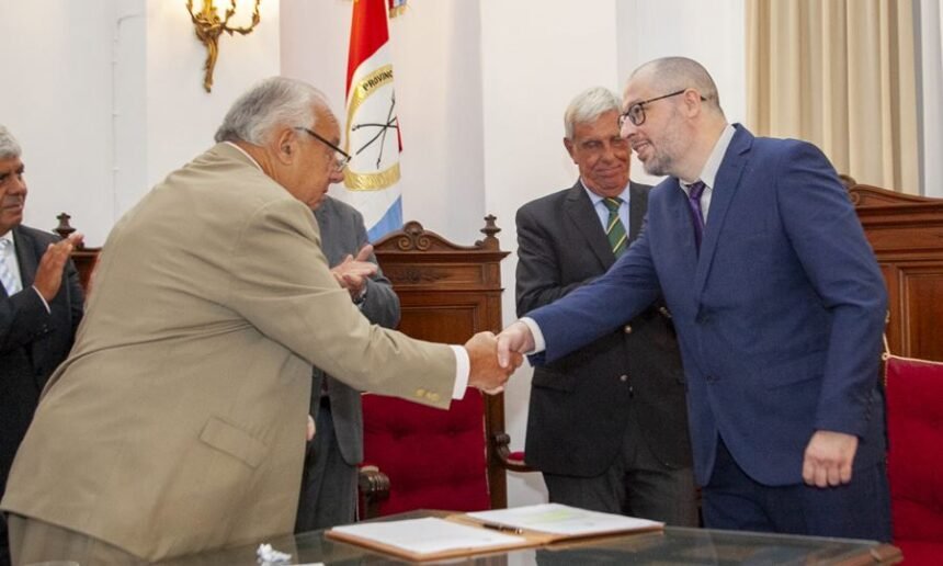 El doctor Héctor José Aiello jura como juez penal juvenil ante el presidente de la Corte Suprema de Justicia de Santa Fe, Rafael Gutiérrez, durante la ceremonia realizada en el Salón de Actos del Alto Tribunal.