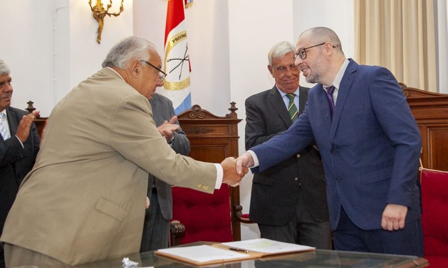 El doctor Héctor José Aiello jura como juez penal juvenil ante el presidente de la Corte Suprema de Justicia de Santa Fe, Rafael Gutiérrez, durante la ceremonia realizada en el Salón de Actos del Alto Tribunal.