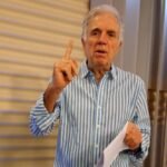 Alberto Giraldi, periodista comprometido con la palabra, el debate y la gente. Su mirada crítica y su vocación por el periodismo federal dejan una huella que trasciende el tiempo.