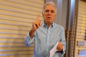 Alberto Giraldi, periodista comprometido con la palabra, el debate y la gente. Su mirada crítica y su vocación por el periodismo federal dejan una huella que trasciende el tiempo.