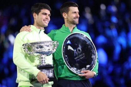 Carlos Alcaraz celebra con el trofeo del Australian Open tras vencer a Novak Djokovic en la final de Melbourne 2026.