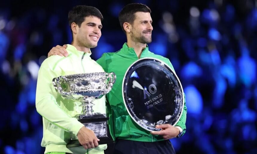 Carlos Alcaraz celebra con el trofeo del Australian Open tras vencer a Novak Djokovic en la final de Melbourne 2026.