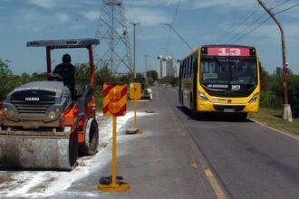 Tareas de bacheo sobre calle Demetrio Gómez, en el ingreso a Alto Verde.