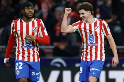 Julian Alvarez festeja un gol con la camiseta del Atlético Madrid.