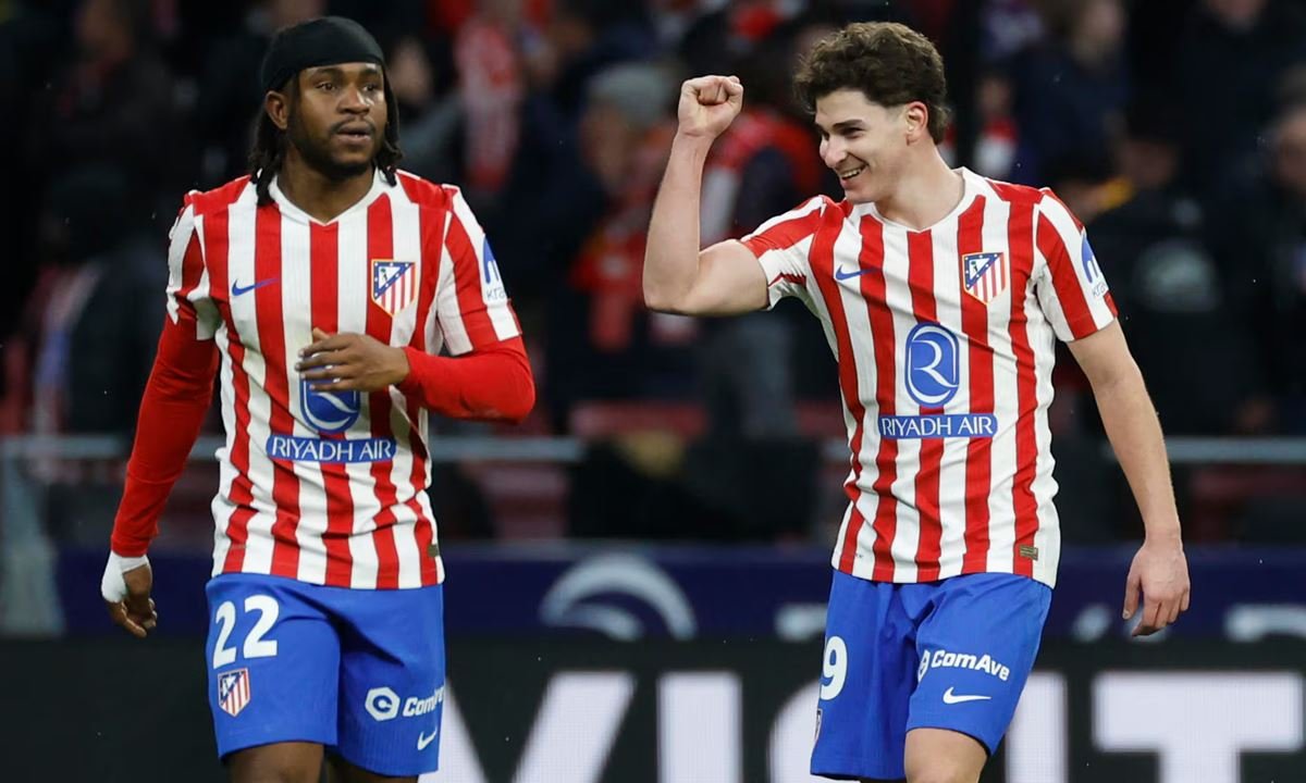 Julian Alvarez festeja un gol con la camiseta del Atlético Madrid.