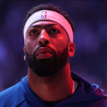 Anthony Davis en acción durante un partido oficial de la NBA, figura central en la pintura y referente defensivo a lo largo de su carrera en la liga.