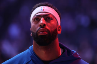 Anthony Davis en acción durante un partido oficial de la NBA, figura central en la pintura y referente defensivo a lo largo de su carrera en la liga.