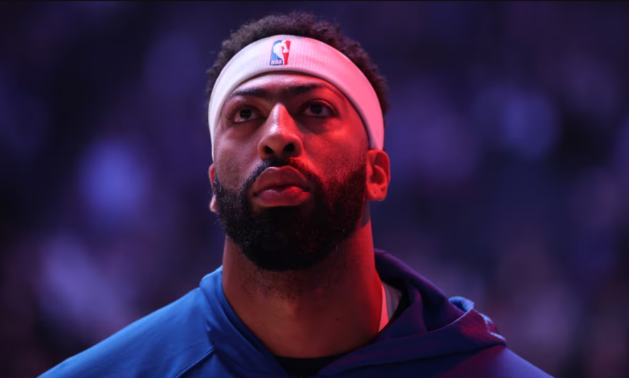 Anthony Davis en acción durante un partido oficial de la NBA, figura central en la pintura y referente defensivo a lo largo de su carrera en la liga.