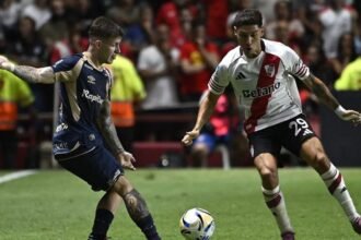 Dos jugadores disputan la pelota en un intenso duelo durante el partido entre River Plate y Argentinos Juniors.