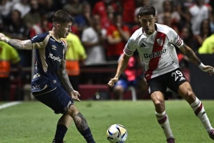 Dos jugadores disputan la pelota en un intenso duelo durante el partido entre River Plate y Argentinos Juniors.