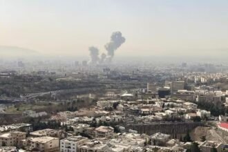 Humo sobre Teherán, Irán, tras los ataques a objetivos estratégicos en la ciudad. Foto de archivo.